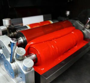 Imagem de uma máquina realizando os serviços de Flexografia